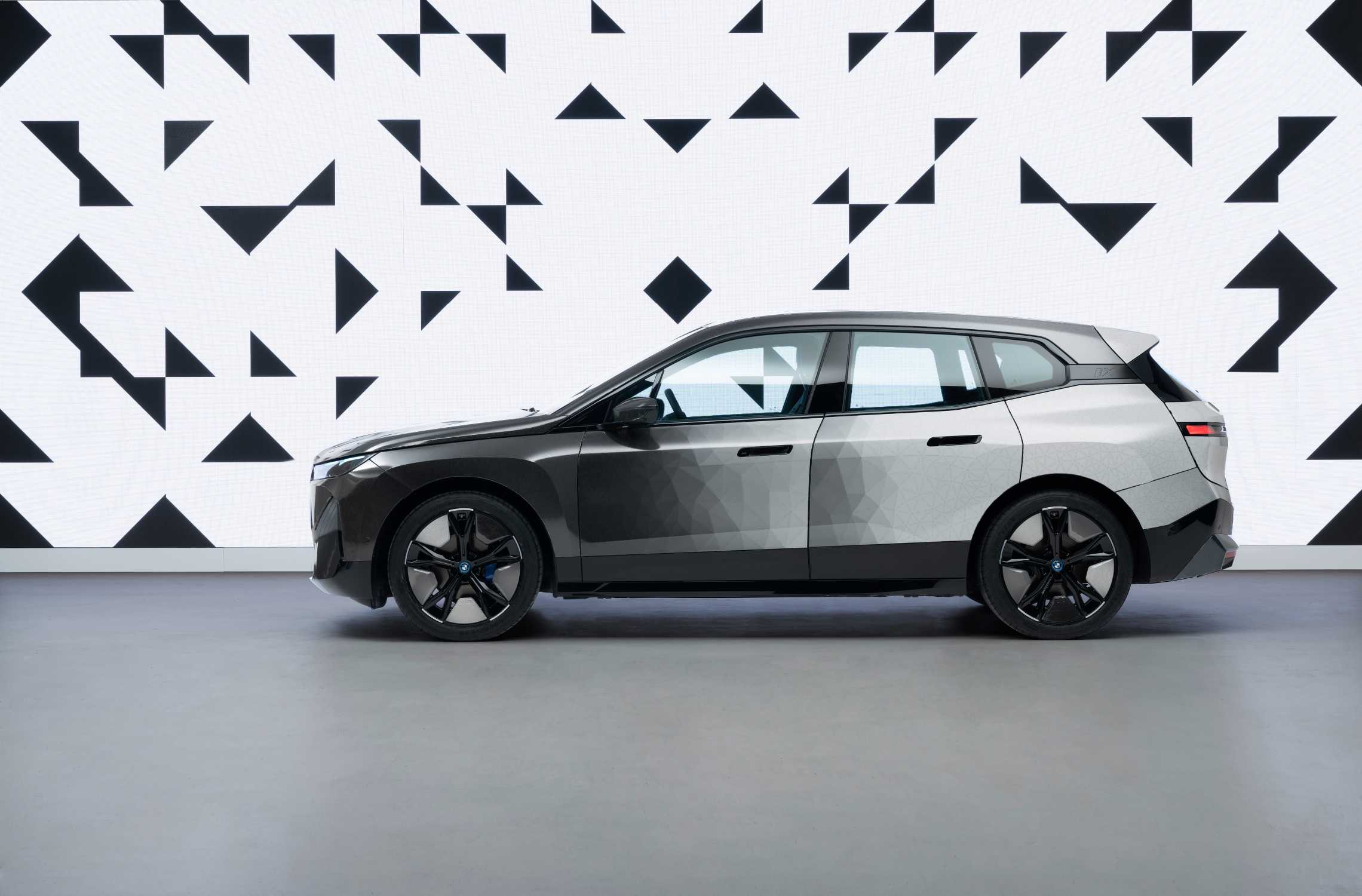 Magical exterior colour-change: The BMW iX Flow featuring E Ink.